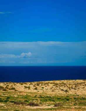 Malta 'daki kayalıklar. Marfa Yarımadası adanın kuzeyinde yer almaktadır..