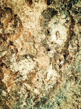 Doğal bir arka plan olarak kıyı kayaları ve deniz suyu. Boşluğu kopyala.