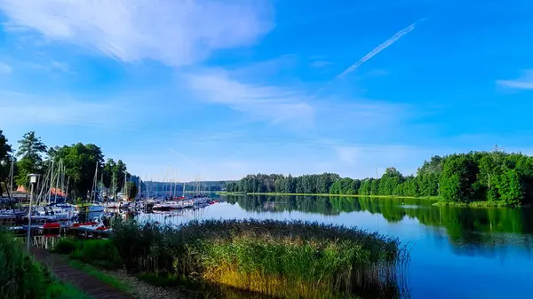 Wdzydze Gölü 'ndeki Marina. Kazhubia Polonya. Wdzydze ya da Wdzydzkie Gölü Polonya 'nın en popüler ve en büyük göllerinden biridir.