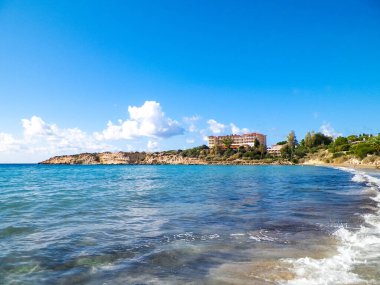 Akdeniz kıyısı. Kıbrıs adasındaki Coral Sahili. Turistik bölge.
