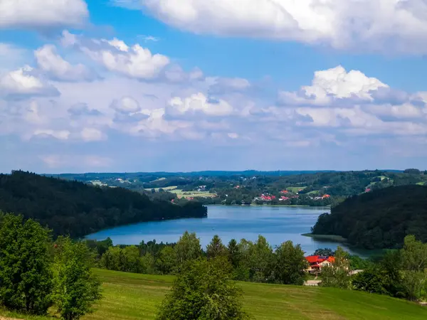 Ostrzyckie Gölü ve Wiezyca Bölgesi, Pomerania, Kashubia, Polonya 'nın güzel manzarası.