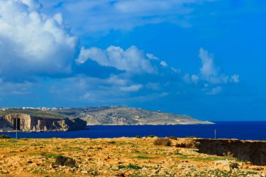 Malta 'daki kayalıklar. Marfa Yarımadası adanın kuzeyinde yer almaktadır..