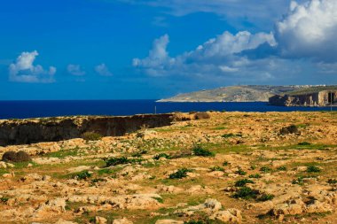 Malta 'daki kayalıklar. Marfa Yarımadası adanın kuzeyinde yer almaktadır..