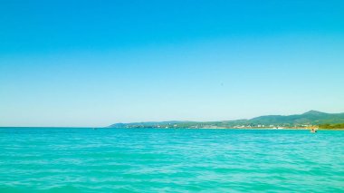 Tiren Denizi 'nin turkuaz suyu. Seyahat ve doğa kavramı. Güneşli bir yaz günü. Boşluğu kopyala.
