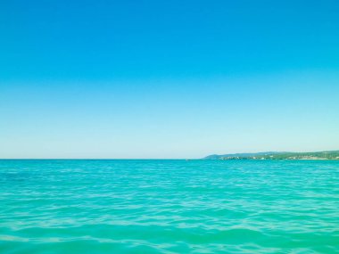 Tiren Denizi 'nin turkuaz suyu. Seyahat ve doğa kavramı. Güneşli bir yaz günü. Boşluğu kopyala.