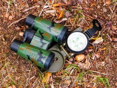 Dürbün pusulayı yere yakın tut. Seyahat kavramı.