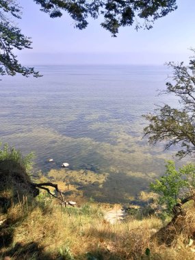 Baltık Denizi 'nin Güzelliği. Kristal su. Kuzey Polonya. Puck Bay 'de. Boşluğu mavi gökyüzünde kopyala.