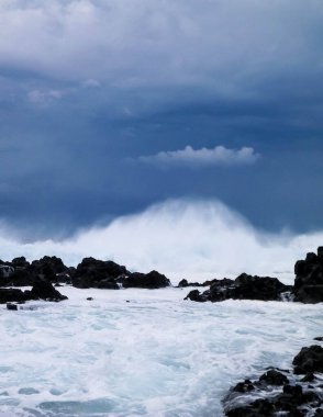 Dalgalar kayalara çarpıyor. Sao Miguel 'de rüzgarlı bir hava var, Azores. Piscinas Naturais Caneiros Doğal Parkı.