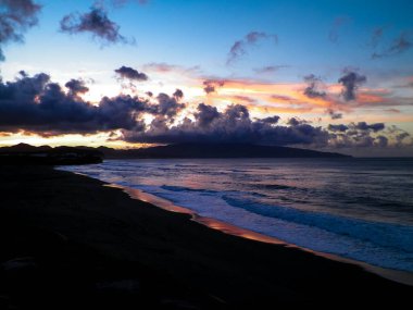 Ribiera Grande 'de, Atlantik Okyanusu' nda, Azores Adaları 'nda güzel bir gün batımı. Seyahat ve doğa kavramı