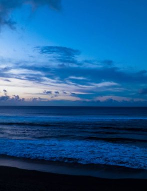 Atlantik Okyanusu, Ribiera Grande, Azores Adaları üzerinde gün batımından sonra dramatik bir gökyüzü.