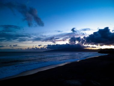 Atlantik Okyanusu, Ribiera Grande, Azores Adaları üzerinde gün batımından sonra dramatik bir gökyüzü.