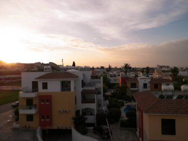 Paphos City 'de gün doğumu. Kıbrıs adasında güneşli bir günün başlangıcı.