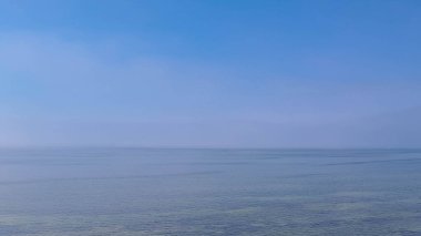 Pucka Körfezi 'nin deniz manzarası. Doğa arkaplan kopyalama alanı.