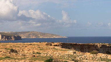 Malta 'daki kayalıklar. Marfa Yarımadası adanın kuzeyinde yer almaktadır..