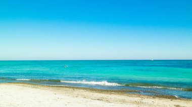 Vada 'daki kumsal, şeffaf, turkuaz su ve beyaz kum. Seyahat ve doğa kavramı.