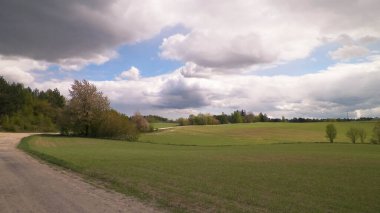 Kashubia bölgesindeki yeşil alanlar, Kuzey Polonya. Bulutlu bir gün, seyahat ve doğa konsepti.