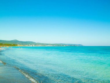İtalya, Vada 'da sahil ve sahil. Şeffaf, turkuaz su ve beyaz kum. Seyahat ve doğa kavramı.