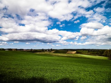 Kashubia bölgesindeki yeşil alanlar, Kuzey Polonya. Bulutlu bir gün, seyahat ve doğa konsepti.