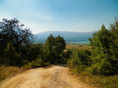 Makedonya 'nın Prespa Gölü kıyıları ve Galiçya Ulusal Parkı Dağları manzarası. Galiçya, Ochrid ve Prespa olmak üzere iki göl arasındaki ulusal parktır. Balkan doğası ve keşif kavramı.