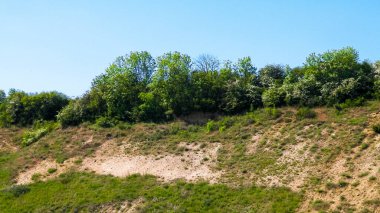Maden bölgesindeki çakıl ocağı. Kuzey Polonya. Gökyüzündeki boşluğu kopyala. Doğal çevre keşfi kavramı.
