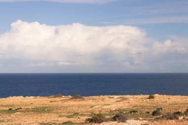 Malta 'daki kayalıklar. Marfa Yarımadası adanın kuzeyinde yer almaktadır..