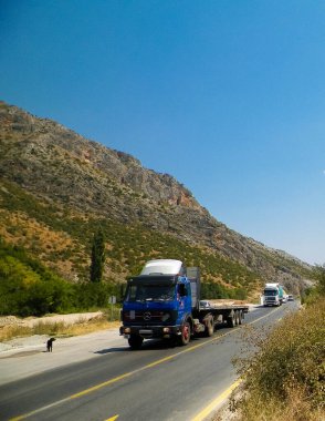 Makedonya 'nın orta kesimindeki dağ yolu. Veles bölgesi.