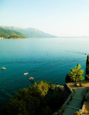 Kaneo 'daki Aziz John Manastırı. Mimarlık, turizm ve din kavramı. Kaneo 'daki Aziz John Kilisesi Ochrid Gölü kıyısındaki en karakteristik kiliselerden biridir..