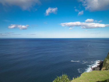 Sao Miguel 'in sahil kayalıkları, Azores adaları. Doğanın güzelliği, boşluğu mavi gökyüzünde kopyala.