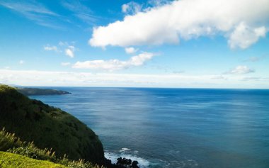 Sao Miguel 'in sahil kayalıkları, Azores adaları. Doğanın güzelliği, boşluğu mavi gökyüzünde kopyala.