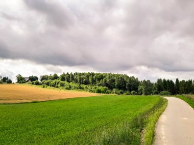 Kashubia Polonya 'da bulutlu bir gün. Bulutlar tepelerin üzerinde toplanıyor. Fırtına geliyormuş. Kuzey Polonya 'nın güzelliği. Pomerania Kashubia Wiezyca Bölgesi.