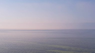 Pucka Körfezi 'nin deniz manzarası. Doğa arkaplan kopyalama alanı.