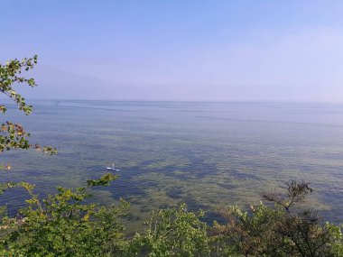 Pucka Körfezi 'nde SUP panosunda yüzüyordum. Polonya, Oslonino yakınlarında. SUPboard sporu Polonya 'da popüler bir spordur ve Pucka Koyu' nda bu etkinlik için harika koşullar vardır..