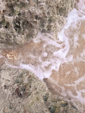 Doğal bir arka plan olarak kıyı kayaları ve deniz suyu. Boşluğu kopyala.