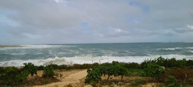 Saint Paul Körfezi 'nde fırtına havası var. Her mevsim Malta. Akdeniz 'de fırtına.