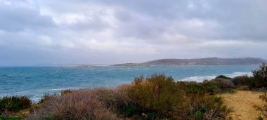 Saint Paul Körfezi 'nde fırtına havası var. Her mevsim Malta. Akdeniz 'de fırtına.