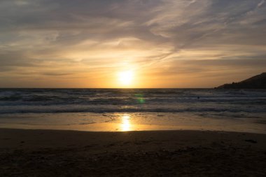 Golden Bay Malta 'da muhteşem bir gün batımı. Güneşli günün sonu.