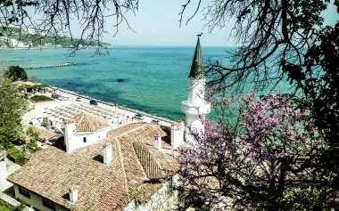 Karadeniz kıyısındaki Balchik Bulgaristan 'daki camii. Din, seyahat ve mimari konsepti.