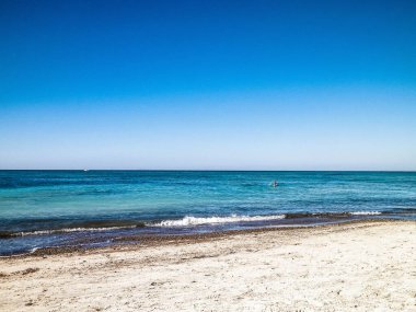 Vada 'daki kumsal, şeffaf, turkuaz su ve beyaz kum. Seyahat ve doğa kavramı.