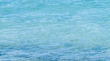 Tyrrenian denizinin şeffaf, turkuaz sularının doğal arka planı. Boşluğu kopyala.