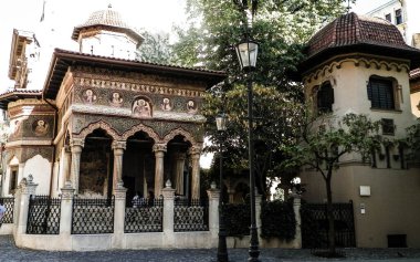 Romanya 'nın Bükreş kentindeki Stavropoleos Manastırı Kilisesi. Mimarlık, din ve keşif kavramı.