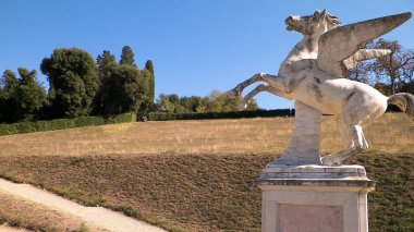 Floransa 'daki Boboli Bahçelerinde Pegasus Heykeli
