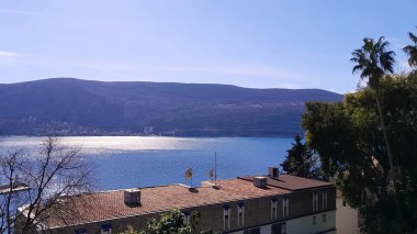 Karadağ 'daki Kotor Körfezi' nin manzarası. Popüler turistik yön.