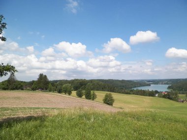 Tepeler, çayırlar ve güzel Ostrzyckie Gölü, Kashubia, Polonya manzarası..