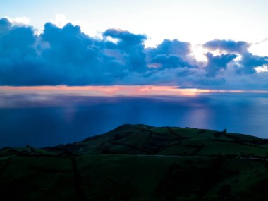 Sao Miguel adasında çarpıcı bir gün batımı. Sao Miguel, Azores Takımadaları 'nın en büyük adasıdır..