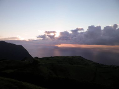Sao Miguel adasında çarpıcı bir gün batımı. Sao Miguel, Azores Takımadaları 'nın en büyük adasıdır..