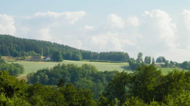 Wiezyca 'nın dağlık manzarası. Wiezyca, Polonya 'nın Kashubia bölgesinin dağlık pazarıdır..
