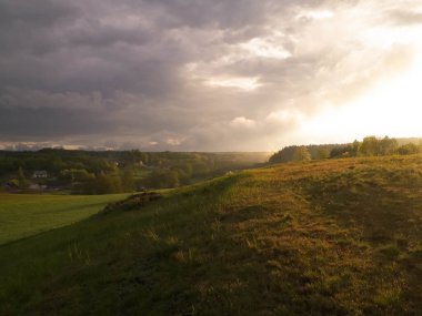 Fırtınalı Couds ve günbatımı gökyüzü tarlaların üzerinde. Kashubia, Pomeranya Polonya.
