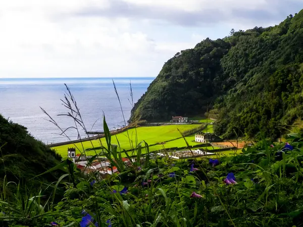 Azores, Sao Miguel adasındaki Faial Da Terra küçük köyünün güzel manzarası. Seyahat ve doğa kavramı.