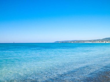 İtalya, Vada 'da sahil ve sahil. Şeffaf, turkuaz su ve beyaz kum. Seyahat ve doğa kavramı.