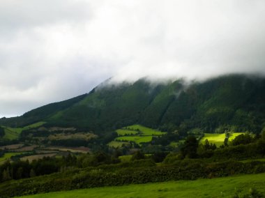 Azores adaları Sao Miguel 'in vahşi doğası. Bulutlu, sisli bir gün Azores için normal bir hava, Atlantik Okyanusu 'nda küçük bir takımada ve Portekiz' in otonom bölgesi için normal bir hava durumudur..